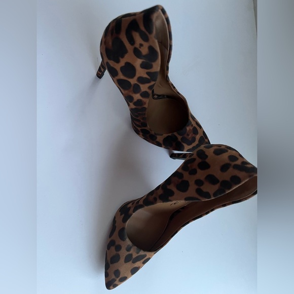 Jessica Simpson Women's Synthetic Parthenia Pointy Toe Stiletto Pump - Picture 1 of 5